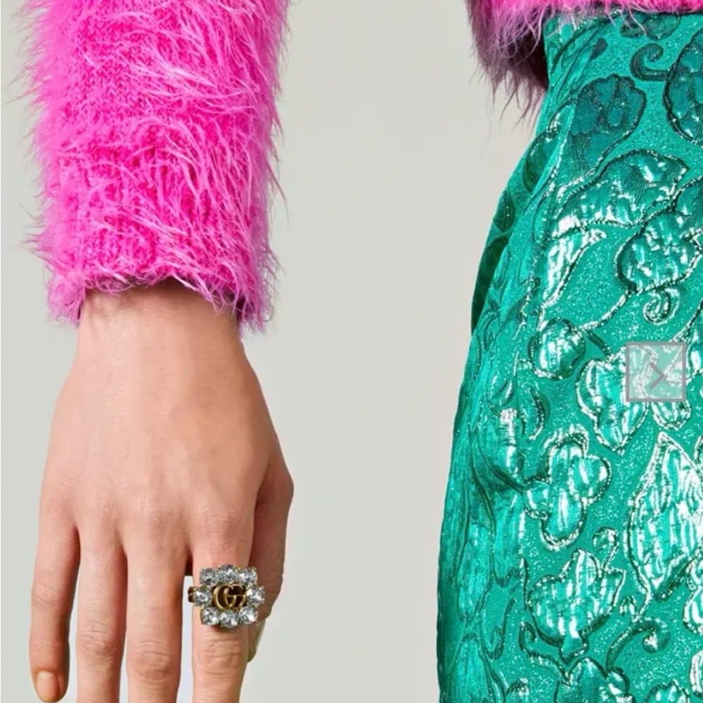 GUCCI CRYSTAL FLOWER CLUSTER RING
AUTHENTIC Size M